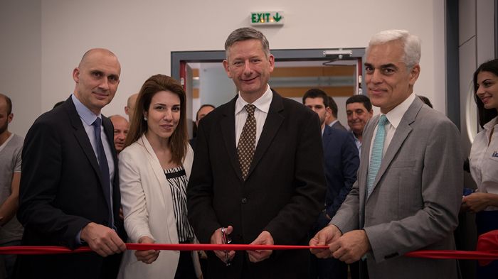 Από αριστερά, ο κ. David Jean, Εμπορικός Διευθυντής Κεντρικής και Νότιας Ευρώπης, η κα. Σ.Μοτάκη, Υπεύθυνη Δημοσίων Σχέσεων Michelin Ελαστικά, ο κ. Er