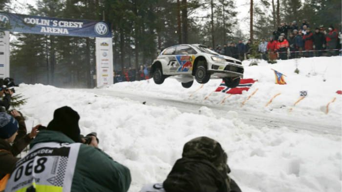 Δυνατή ήταν η μάχη του Latvala με τον Mikkelsen, ωστόσο ο δεύτερος στάθηκε άτυχος αφού βγήκε εκτός δρόμου για λίγο χάνοντας πολύτιμο χρόνο.