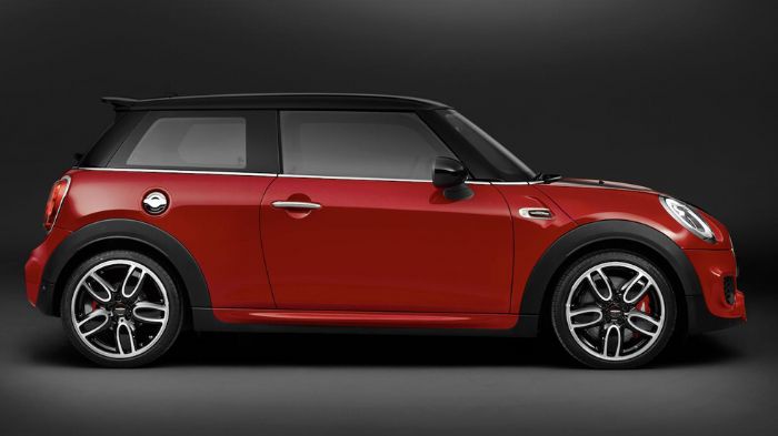 Στον στάνταρ εξοπλισμό του MINI JCW ανήκουν οι 17άρες ζάντες, τα φρένα της Brembo και το ηλεκτρονικό κλείδωμα του διαφορικού. Το βάρος έχει μειωθεί κα