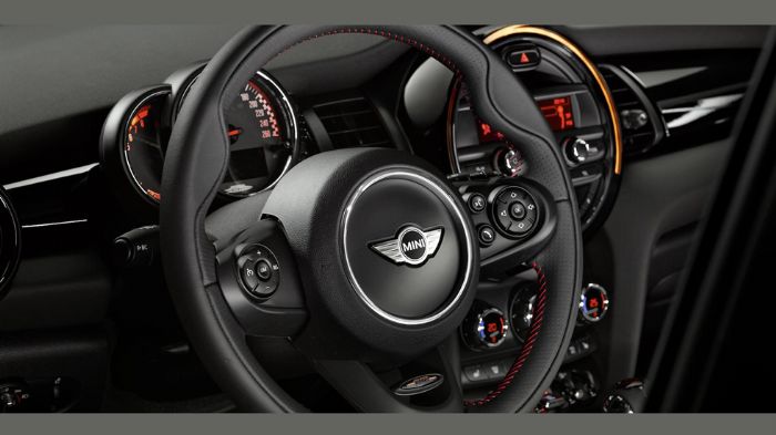 Στο εσωτερικό του νέου MINI JCW υπάρχει τριάκτινο σπορ τιμόνι, πεντάλ από ανοξείδωτο ατσάλι, ανανεωμένος πίνακας οργάνων και διαφορετικός επιλογέας τα