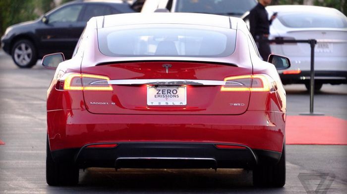 Το κορυφαίο μοντέλο της Tesla κάνει το 0-100 χλμ./ώρα σε 3,3 δλ., από στάση φτάνει στο ¼ του μιλίου (400 μέτρα) σε 11,8 δλ., ενώ η τελική του ταχ