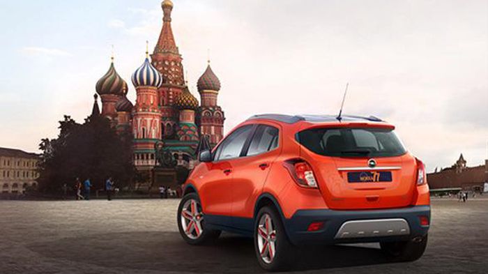 Η ειδική έκδοση του Opel Mokka φέρει δίχρωμες ζάντες αλουμινίου και ειδικά γραφικά στο καπό και στην οροφή του.