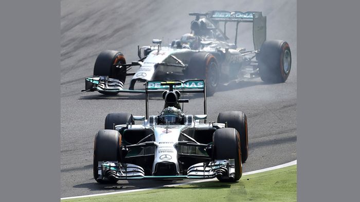Ο Rosberg, μην αντέχοντας την πίεση του Hamilton, έκανε το λάθος πηγαίνοντας ευθεία, αντί να στρίψει.