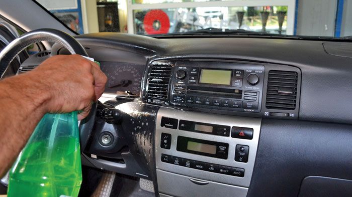 Τα πλαστικά μέρη του ταμπλό καθαρίζονται με νωπό πανί. Για καλύτερα αποτελέσματα, μπορείτε να χρησιμοποιήσετε και ειδικά σπρέι που θα βρείτε στην αγορ