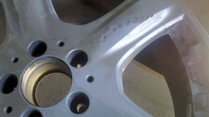 Οι χτυπημένες ζάντες υποδηλώνουν ένα κακομεταχειρισμένο αυτοκίνητο.	