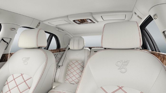 Στο εσωτερικό, κυριαρχεί ο λευκός-μπλε δερμάτινος διάκοσμος με τις κόκκινες ραφές, ενώ και τα καθίσματα είναι κεντημένα.