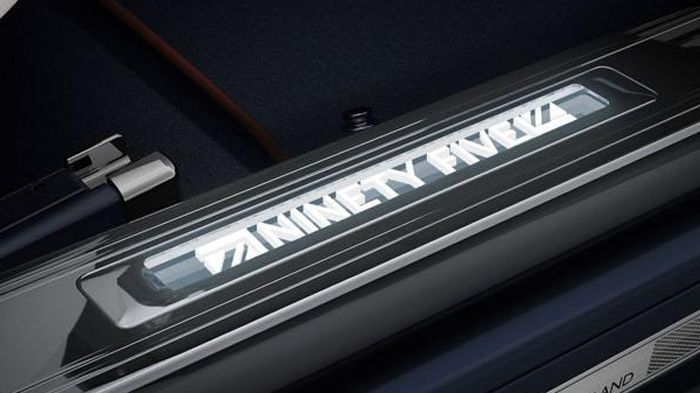 Στα φωτιζόμενα μαρσπιέ της επετειακής Bentley Mulsanne 95, αναγράφεται το όνομά της.