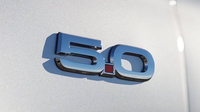 Στην κορυφή της παλέτας τοποθετείται η 5λιτρη Mustang GT, της οποίας ο V8 κινητήρας έχει ισχύ 440 ίππων και ροπή 541 Nm.