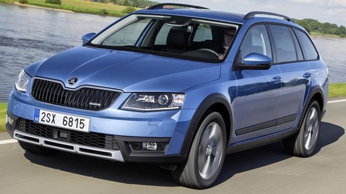 Tο κάτω τμήμα του προφυλακτήρα διαθέτει μια ασημί off-road προσθήκη, κάτι σαν ποδιά, ενώ στην γρίλια της μάσκας φιλοξενείται το σηματάκι «Scout».