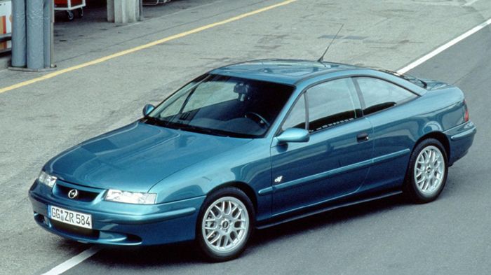 Το Opel Calibra παρουσιάστηκε στην έκθεση της Φρανκφούρτης το 1989 και η παραγωγή του σταμάτησε τον Αύγουστο του 1997, μετά από μια 7ετη εμπορική πορε