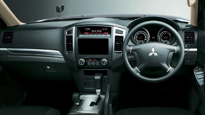 Στο εσωτερικό, έχουν αυξηθεί οι μεταλλικές «πινελιές» στο διάκοσμο, ενώ δουλειά έχει γίνει στον τομέα της ηχομόνωσης.