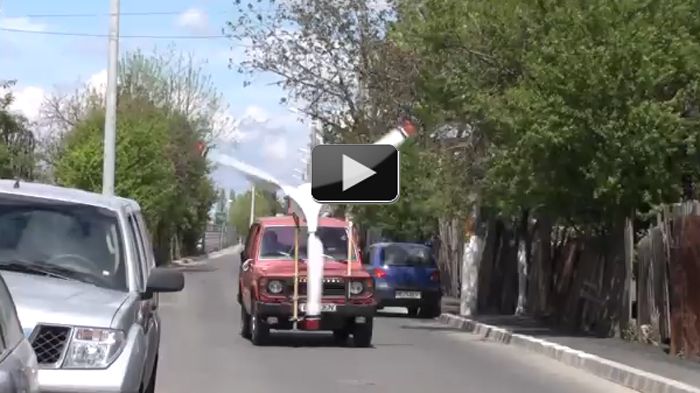Τραβά τα βλέμματα στη Ρουμανία το Mitsubishi Pajero…..που κινείται με ανεμογεννήτρια. 