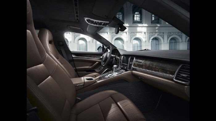 Η Porsche Panamera Exclusive Series διαθέτει δερμάτινες επενδύσεις Poltrona Frau, ενώ τα καθίσματα και το κάτω τμήμα των θυρών είναι επενδυμένα με αυτ