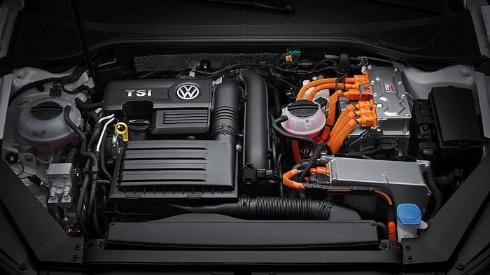 Το Passat GTE παίρνει κίνηση από ένα 1.4 TSI μοτέρ που αποδίδει 156 ίππους, το οποίο συνεργάζεται με έναν ηλεκτροκινητήρα 115 ίππων. Η συνδυαστική από