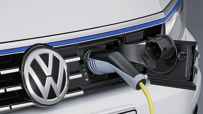Η κατανάλωση του VW Passat GTE είναι 2 λτ. βενζίνης και 13 kWh ρεύματος για κάθε 100 χλμ., με τις εκπομπές CO2 να βρίσκονται στα 45 γρ./χλμ.