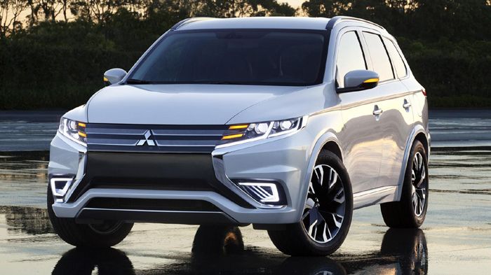 Προεξάρχον χαρακτηριστικό του Outlander PHEV Concept-S είναι η εμπρόσθια όψη σχήματος «Χ», ενώ τροποποιημένοι είναι οι προφυλακτήρες και οι προβολείς,