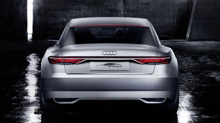 Το 4λιτρο twin-turbo TFSI V8 μοτέρ αποδίδει 605 ίππους και 750 Nm και συνδέεται με ένα tiptronic αυτόματο κιβώτιο 8 σχέσεων, το οποίο στέλνει την κίνη
