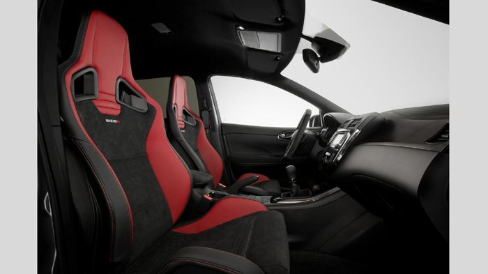 Η σπορ ατμόσφαιρα συνεχίζεται και στο εσωτερικό, εκεί που κυριαρχούν τα καθίσματα της Recaro, το νέο τριάκτινο τιμόνι και τα αλουμινένια πεντάλ.