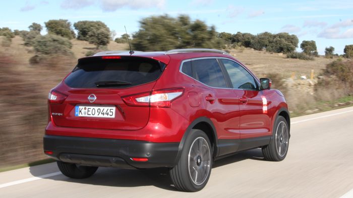 Το νέο Nissan Qashqai έχει εξαιρετικό πάτημα και σε καμία περίπτωση δεν αντιλαμβάνεσαι την απόσταση των 180 χλστ. από το έδαφος. 