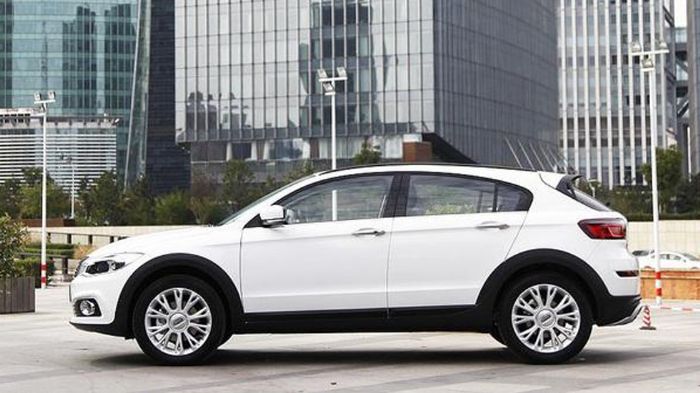 Το Qoros 3 City SUV συνεχίζει από εκεί που σταμάτησε το hatchback μοντέλο, με την αυξημένη απόσταση από το έδαφος και τα πλαστικά προστατευτικά, να το