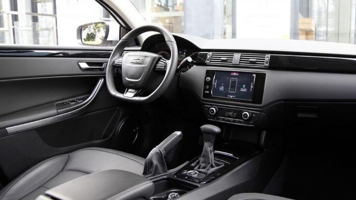 Οι ομοιότητες με το Qoros 3 Hatch συνεχίζονται και στο εσωτερικό, του οποίου ο προαιρετικός εξοπλισμός περιλαμβάνει δερμάτινα καθίσματα, αυτόματο κλιμ