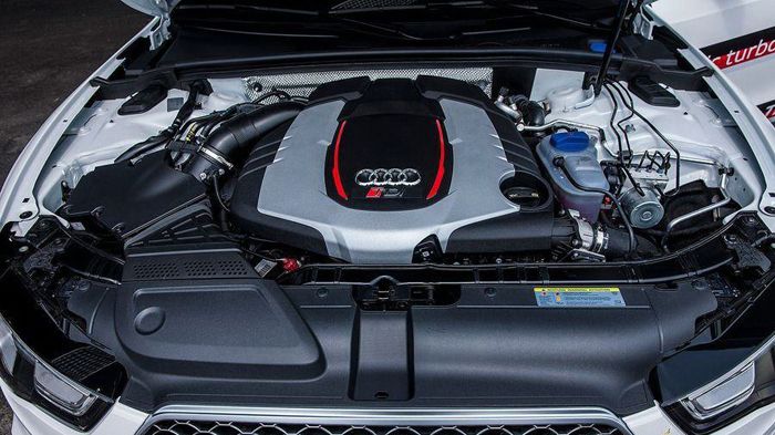 Το TDI μοτέρ του Audi RS5 TDI concept, με τη «βοήθεια» 3 turbo, αποδίδει 385 ίππους ισχύος και 750 Nm ροπής.