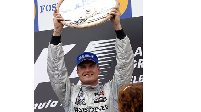 Ο David Coulthard Το 1994 κάνει ντεμπούτο στην F1 και δύο χρόνια αργότερα, μπαίνει στη ομάδα της McLaren, όπου μαζί με τον συναγωνιστή του Mika Hakkin