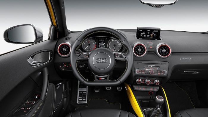 Αν περάσουμε στην καμπίνα του μικρού ισχυρού μοντέλου, συναντάμε μία «σκοτεινή» ατμόσφαιρα μιας και ξεχωρίζει το piano black χρώμα.