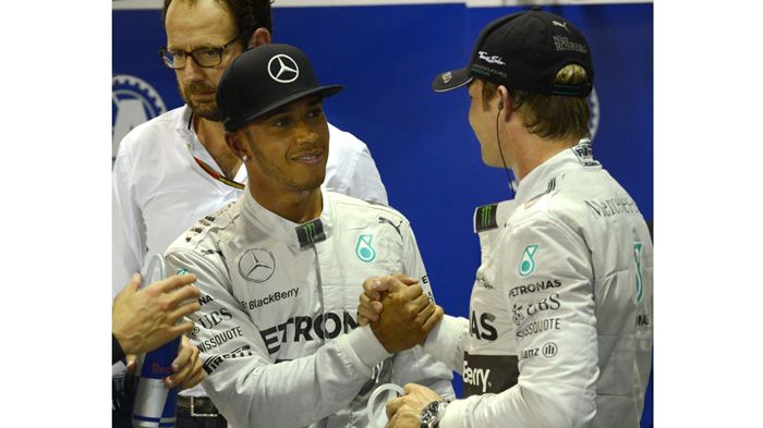 Οι δύο ομόσταυλοι και άσπονδοι φίλοι, Lewis Hamilton και Nico Rosberg, αλληλοσυγχαίρονται. Αραγε, πώς συμπεριφέρονται στα παρασκήνια;