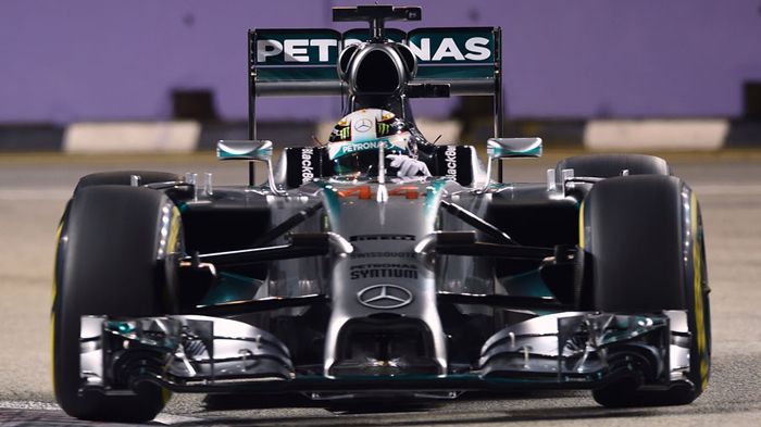 Ο Lewis Hamilton κέρδισε τον ομόσταυλό του στην Mercedes, Nico Rosberg, για μόλις 7 χλστ. του δευτερολέπτου, παίρνοντας έτσι την 6η για φέτος και 2η σ