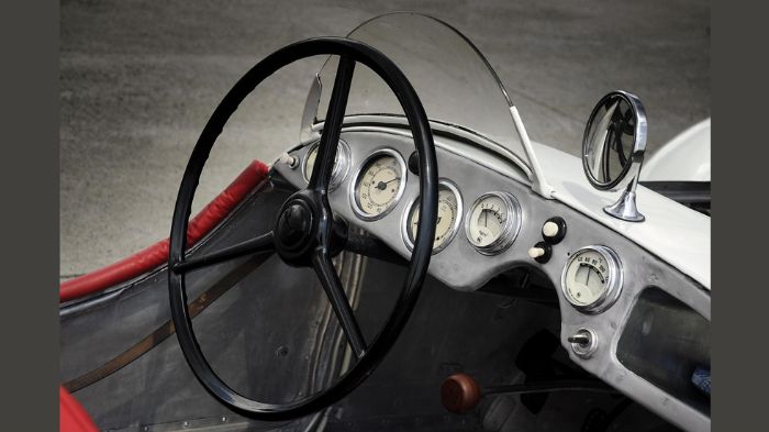 Η 966 Supersport διαθέτει αλουμινένιο αμάξωμα και δύο κινητήρες 1,1 ή 1,2 λίτρων. Ο ένας είναι ατμοσφαιρικός με δύο καρμπιρατέρ και αποδίδει 90 ίππους