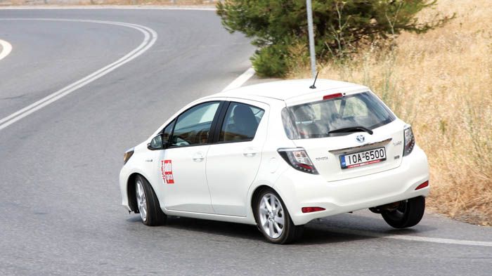 Ευέλικτο μέσα στην πόλη και με ασφαλή οδική συμπεριφορά υπό πίεση το Toyota Yaris HSD.	