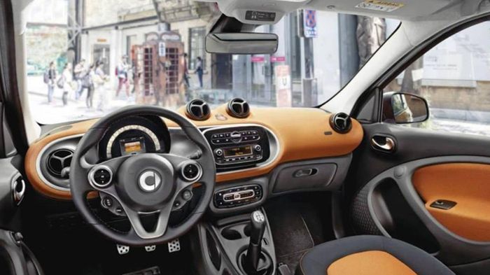 Όπως και το αμάξωμα του νέου smart ForFour, έτσι και το εσωτερικό του, είναι δίχρωμο.