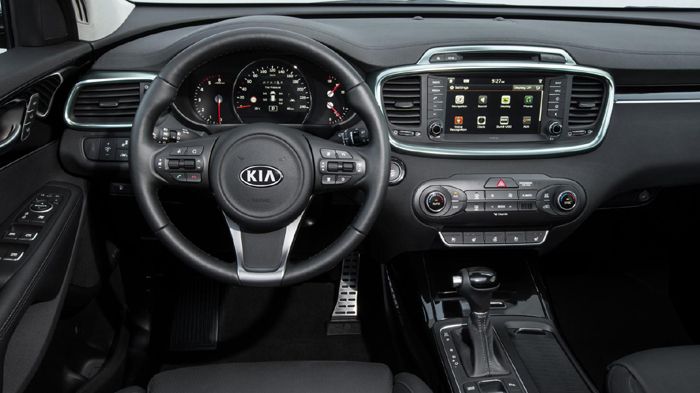 Συνολικά αναβαθμισμένη είναι η ατμόσφαιρα στο εσωτερικό του νέου Kia Sorento, τόσο σε ο,τι αφορά στα υλικά όσο και στον προσφερόμενο εξοπλισμό.