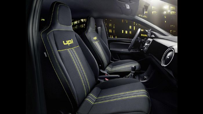 Η σπορ ατμόσφαιρα συνεχίζεται και στο εσωτερικό του street up!, όπου κυριαρχούν οι κίτρινες ραφές στις ειδικές ταπετσαρίες και ο μοναδικός επιλογέας τ