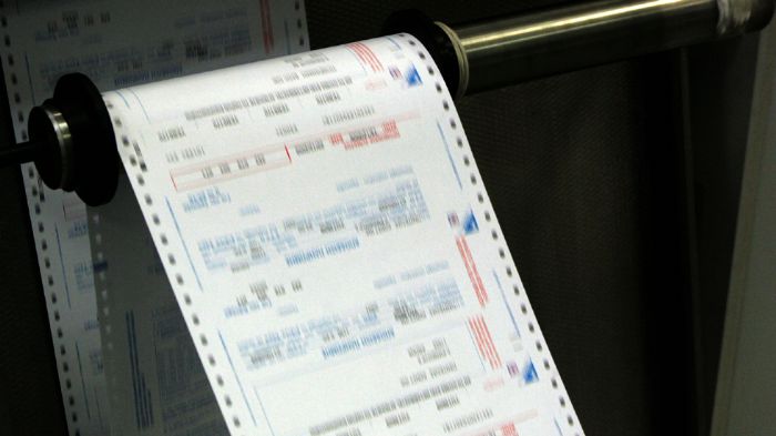Θυμίζουμε ότι δεν δίνονται πλέον αυτοκόλλητα σήματα τελών κυκλοφορίας. Έτσι ο κάτοχος θα πρέπει να φυλάσσει την απόδειξη της τράπεζας, σε περίπτωση πο