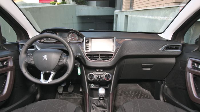 Ο εσωτερικός διάκοσμος προέρχεται κατά ένα μεγάλο ποσοστό από το μικρότερο Peugeot 208. 