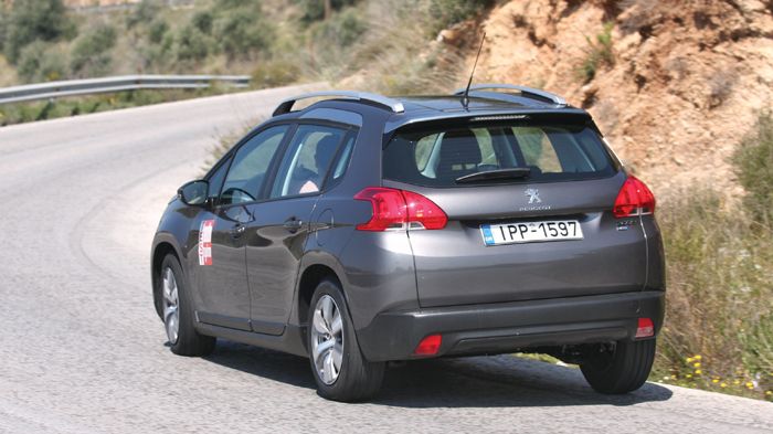 Από τα πρώτα χιλιόμετρα πίσω από το λιλιπούτειο τιμόνι του 2008, αντιλαμβάνεσαι ότι το Peugeot 2008 φτιάχτηκε για να σε μεταφέρει σβέλτα. 