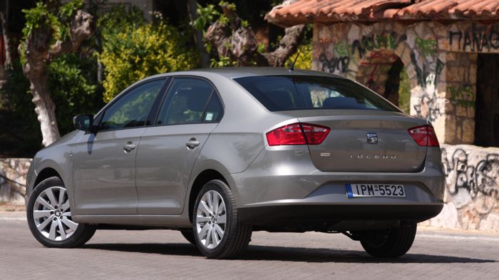 Η σχεδίαση του Toledo διατηρείται κομψή και χωρίς εξάρσεις. Στο πίσω μέρος, η ανασηκωμένη πόρτα του πορτ-μπαγκάζ ανοίγει μαζί με το παρμπρίζ.