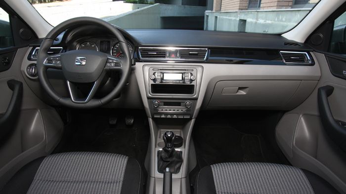 Το εσωτερικό του Toledo δεν διεκδικεί δάφνες αισθητικής έμπνευσης, ωστόσο είναι εργονομικό και ποιοτικό, παρά την απουσία μαλακών πλαστικών.