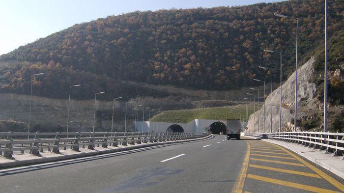 Στο συγκεκριμένο τμήμα της Εγνατίας Οδού, η κλίση του οδοστρώματος είναι αρκετά μεγάλη, γεγονός που αυξάνει την απόσταση ακινητοποίησης σε περίπτωση φ