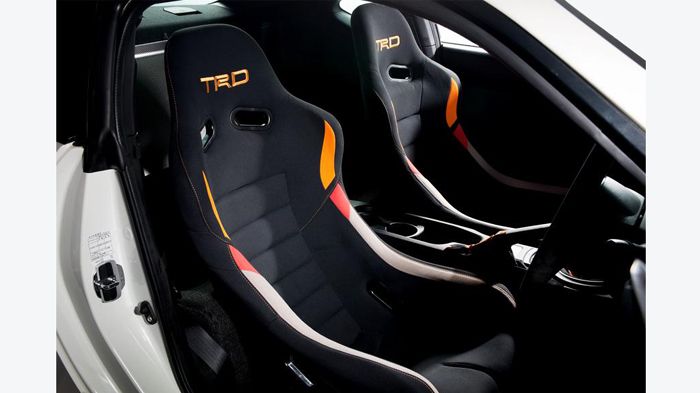 Στο εσωτερικό, έχουν τοποθετηθεί ελαφριά σπορ καθίσματα, διάκοσμος carbon, τιμόνι από Alcantara, ταμπελάκια TRD και ειδικά πατάκια.