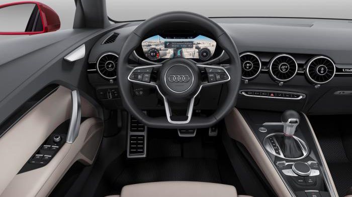 Περνώντας στο εσωτερικό, η εικόνα είναι παρεμφερής με την Coupe έκδοση, αφού ξεχωρίζουν οι high tech εφαρμογές. 