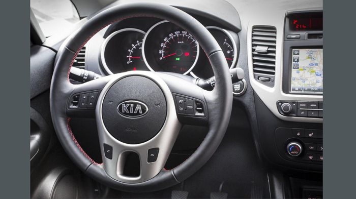 Το ανανεωμένο Kia Venga θα διατίθεται προαιρετικά με θερμαινόμενο τιμόνι, αλλά και με το νέας γενιάς σύστημα infotainment το οποίο διαθέτει 7άρα οθόνη