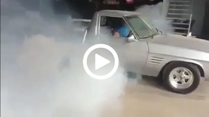 Αν και δεν εγκρίνουμε τέτοιες δράσεις, τουλάχιστον εδώ μπαμπάς και κόρη παίζουν μέσα στο γκαράζ. Πάντως, έχει πλάκα να βλέπεις ένα κοριτσάκι μια σταλι