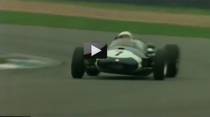 Ο γεννημένος το 1929 Sir Stirling Moss οδηγεί στο Donington Park το Cooper T51, ένα αγωνιστικό μονοθέσιο του 1959 με τον κινητήρα πίσω, ενώ τον ακούμε