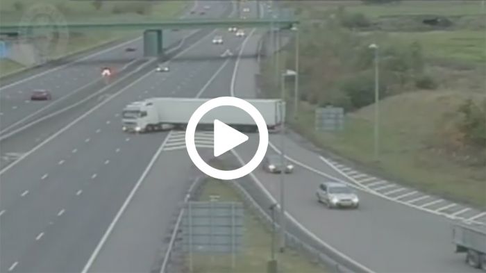 Η αστυνομία του West Midlands γρήγορα εντόπισε τον 51 χρόνων οδηγό από τη Λιθουανία. «Έφαγε» 15 εβδομάδες με αναστολή, του αφαιρέθηκε το δίπλωμα για 1