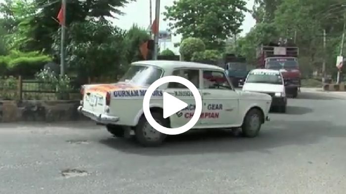 Ο Harpeet Devi πήρε άδεια από την τοπική κυβέρνηση να οδηγεί με την όπισθεν, ενώ το Fiat του εξοπλίζεται με σειρήνα που προειδοποιεί τους άλλους οδηγο