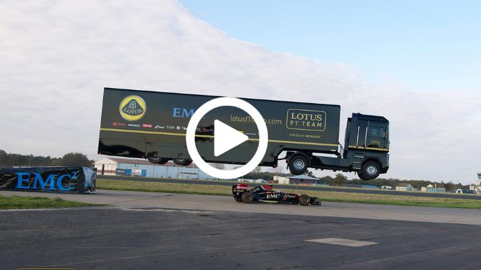 H EMC συνεργάστηκε με την Lotus F1 Team και επιχείρησαν το εντυπωσιακό άλμα στις 6 Νοεμβρίου. Στο τιμόνι του φορτηγού ήταν ο Mike Ryan, ενώ την Lotus 