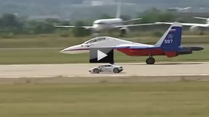 Στην αρχή, όπως αναμενόταν, η Lamborghini Huracan πήρε το προβάδισμα, όμως η συνέχεια ανήκει στο ρώσικο μαχητικό αεροσκάφος που πέταξε προς τη νίκη.